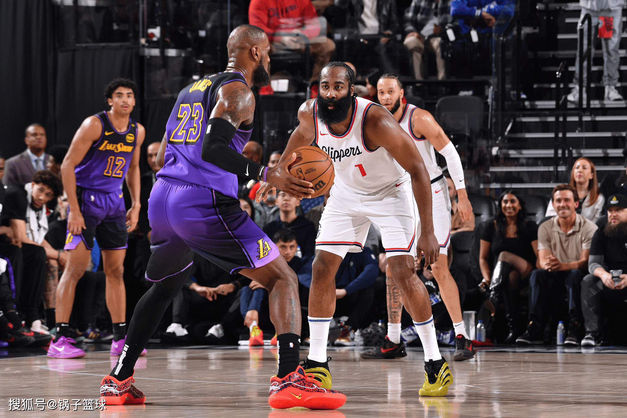 快船险胜湖人,保持卫冕之路 快船险胜湖人,保持卫冕之路