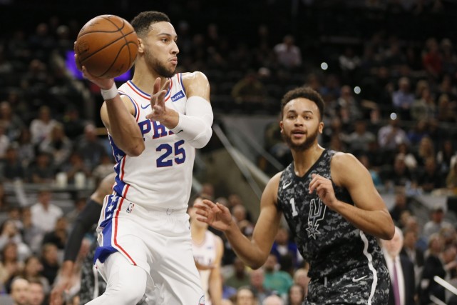 黑白直播-76人力克马刺，汉密尔顿送出助攻