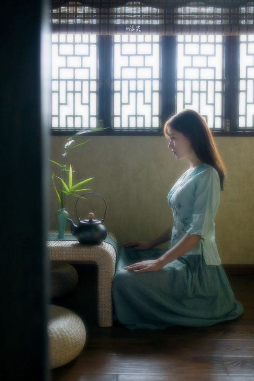 黑白直播在线观看-平行时空的竞技场，德甲争冠战之夜与库里持续制造杀伤